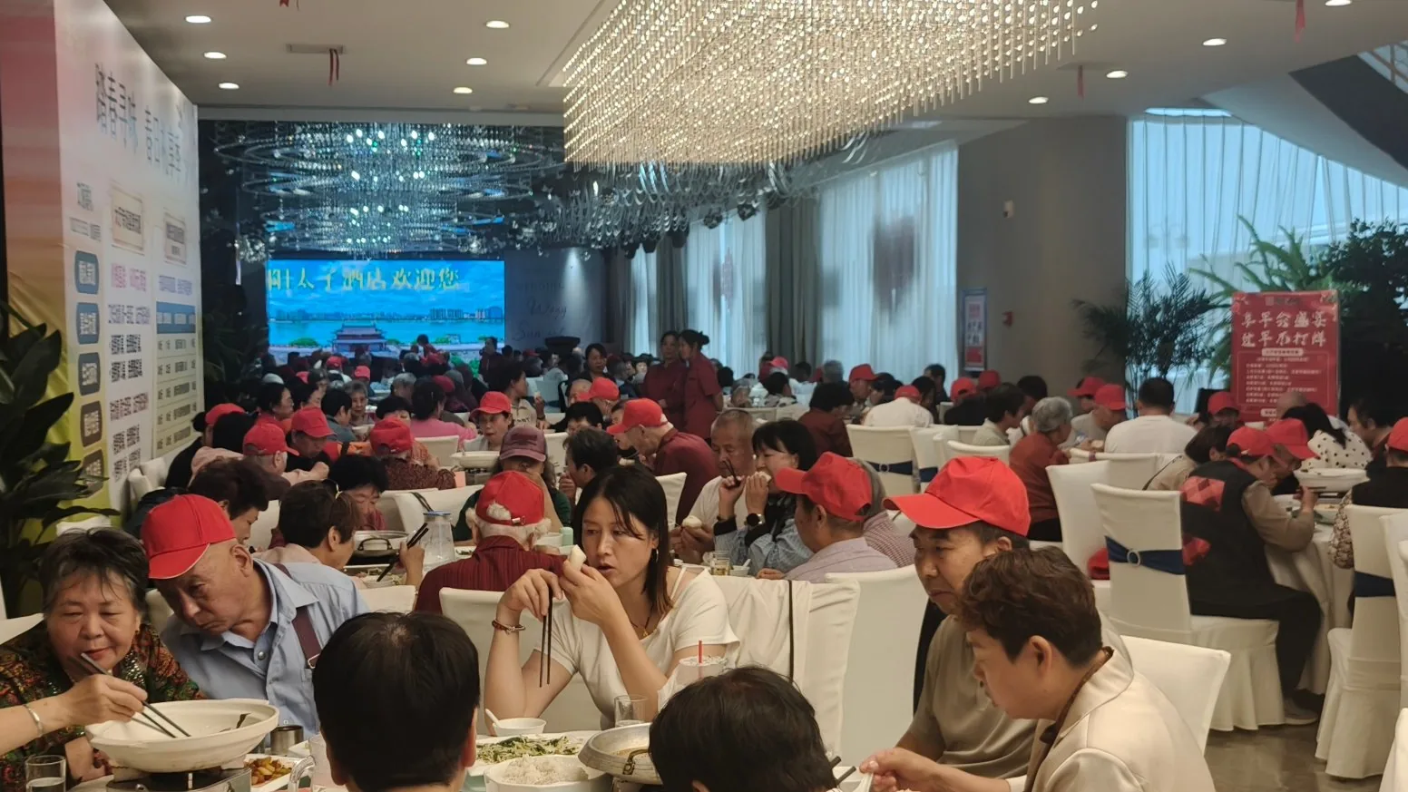恩施年会宴会厅实拍，百人圆桌宴布置
