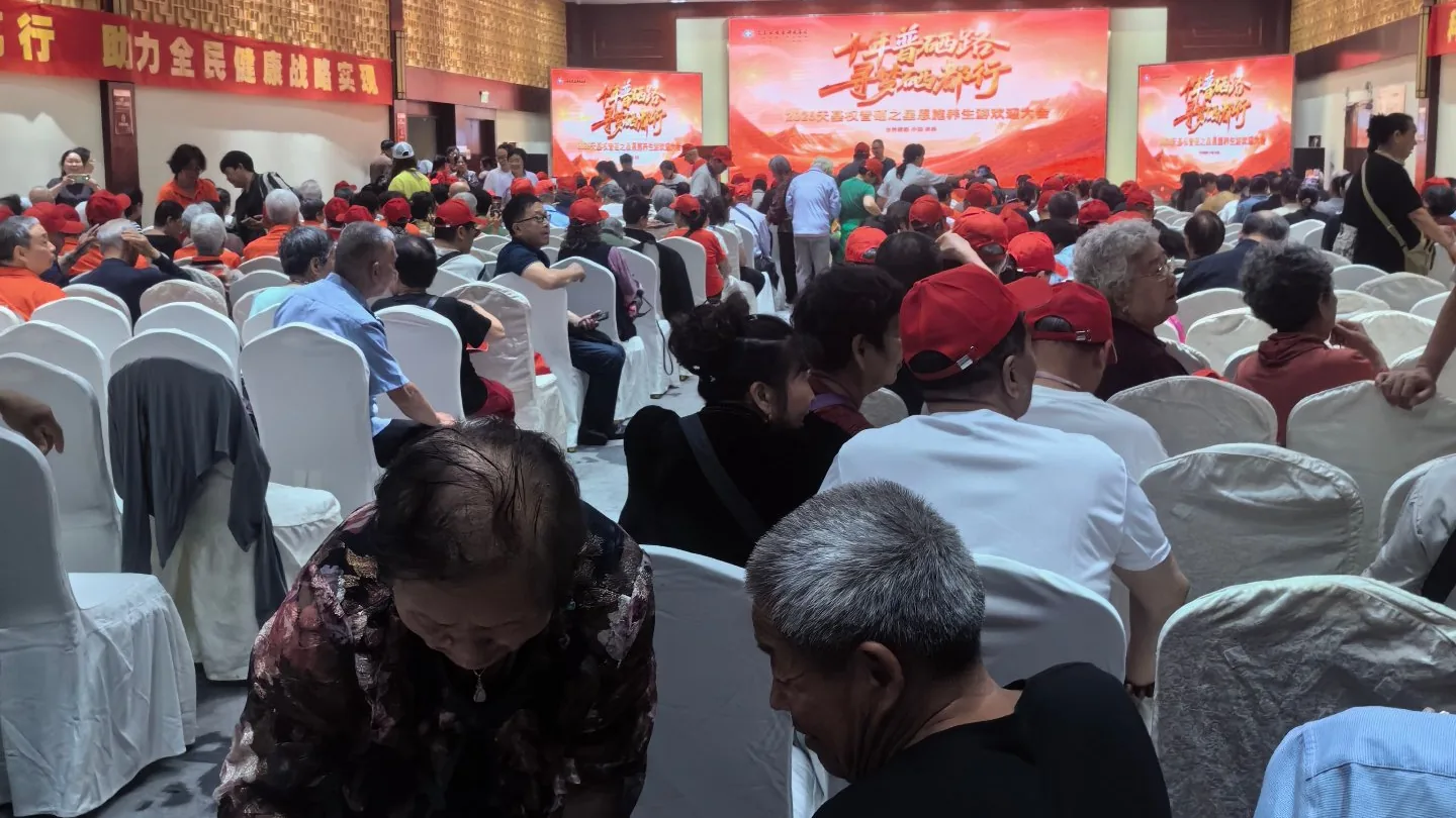 红椅套会场布置,恩施腾龙洞会议